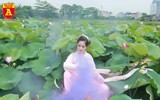 Thiếu nữ Hà thành nô nức khoe sắc cùng mùa sen nở